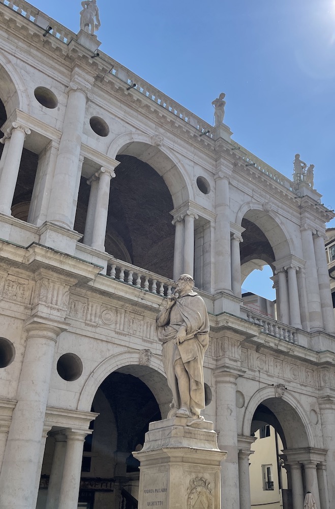 Vor „seiner“ Basilica befindet sich die Statue des berühmten Architekten Palladio.
