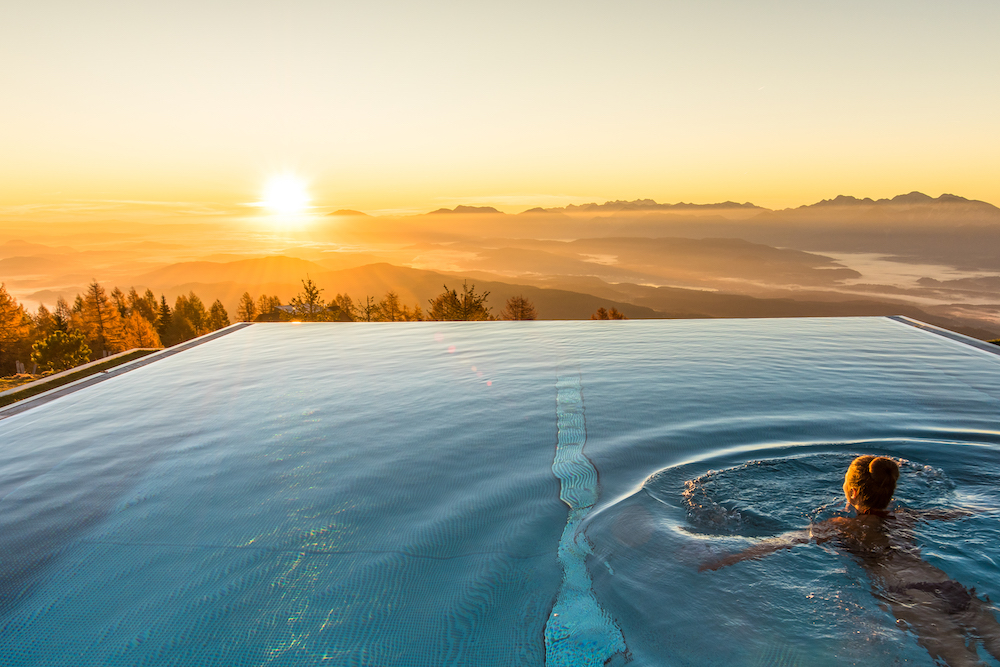 Im Infinity-Pool des Mountain Resort Feuerberg lassen Sie Ihren Blick in die Ferne schweifen.