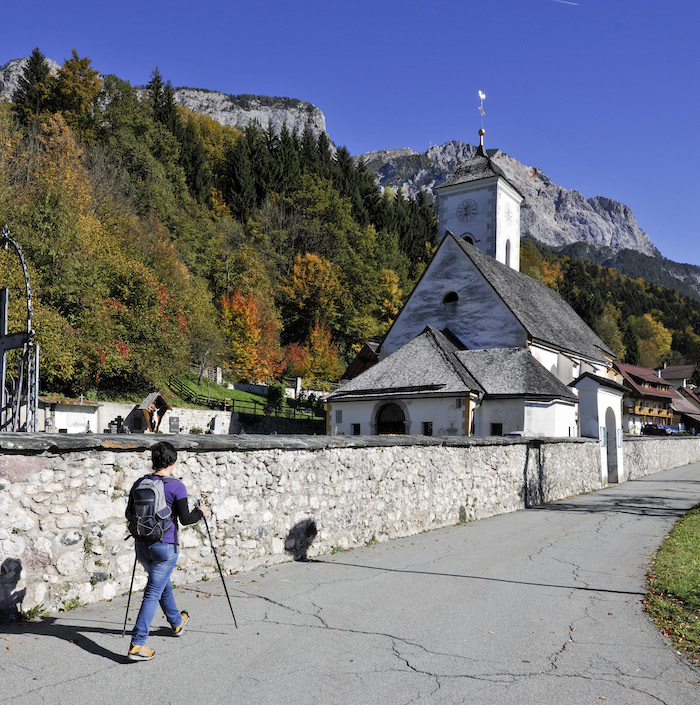 Höhepunkte sind Ortschaften mit bedeutenden Kulturdenkmälern wie die Kirche in Saak.