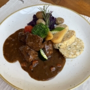 Das Ragout mit Serviettenknödel und Garnitur