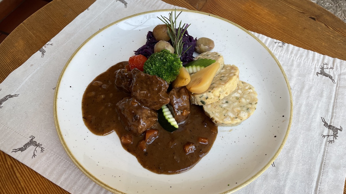 Das Ragout mit Serviettenknödel und Garnitur