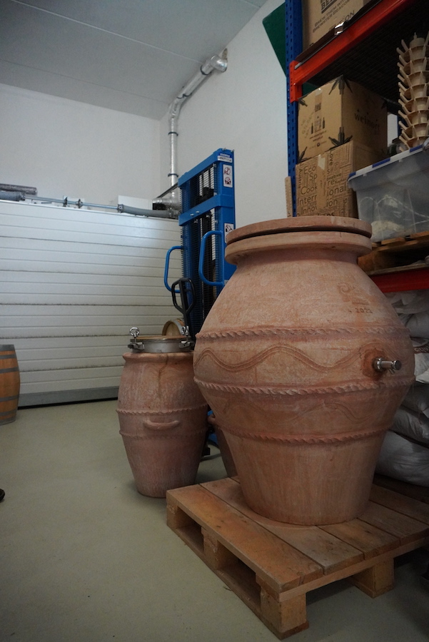 Nicole Richter In den toskanischen Terracotta-Amphoren darf der Orangewein reifen.