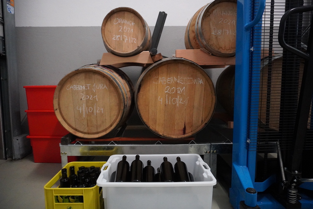 Nicole Richter In den Barriquefässern bleiben die Roten, aber auch der Orangewein für einige Jahre.
