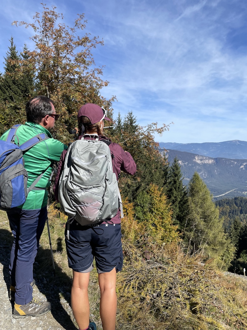 Die Wanderer lauschten den Geschichten der Bergwanderführer.