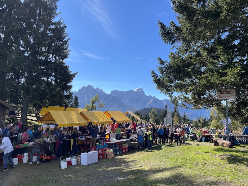 Am Gipfel wurden die Wanderer musikalisch und kulinarisch verwöhnt.