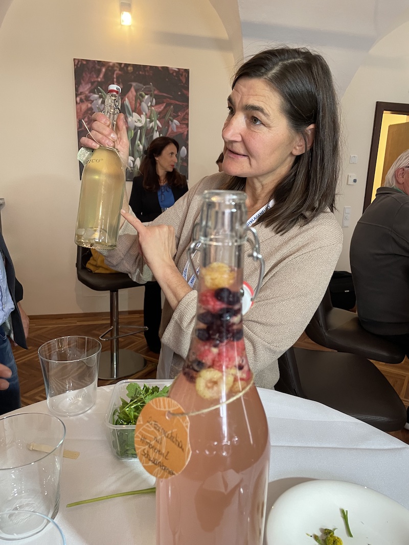 Neben Wildkräutern präsentierte Christina Wildhaber auch Wasserkefir in seinen Varianten.