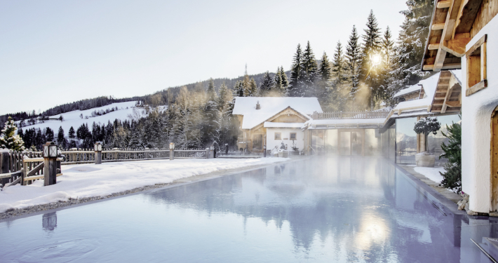 Unser Outdoor-Pool: Der Aussenbereich unserer weitläufigen Spa-Welt ist zu jeder Jahreszeit ein Highlight.