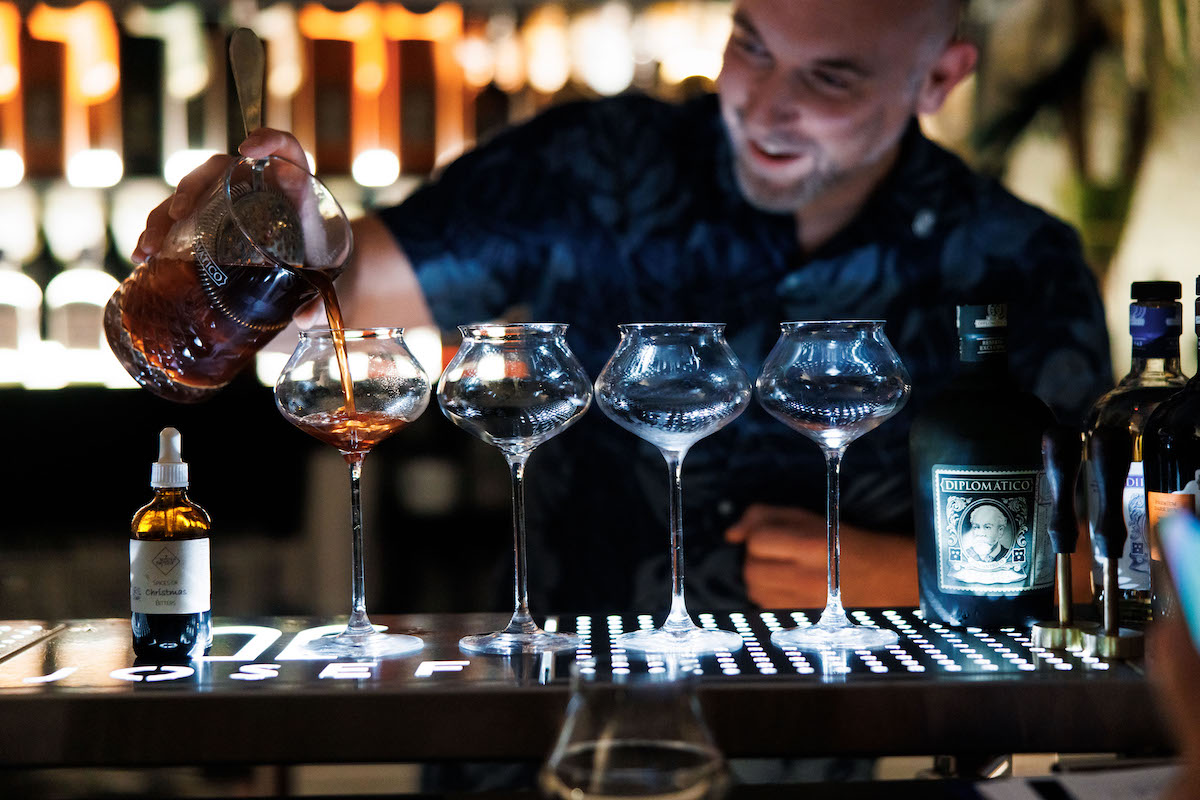 Der Zweitplatzierte Daniel C. Schellander (151 Bistro Bar, Klagenfurt) beim Mixen seines Cocktails.