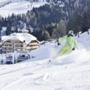 Das Wellnesshotel Höflehner liegt direkt an der Skipiste entlang der riesigen Vier-Berge-Skischaukel.