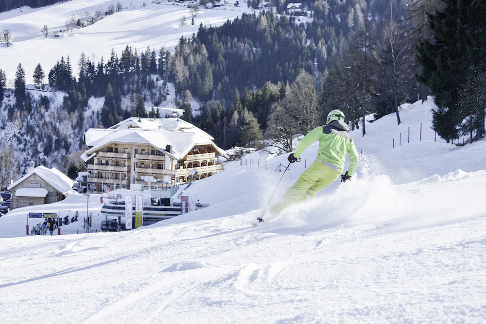 Das Wellnesshotel Höflehner liegt direkt an der Skipiste entlang der riesigen Vier-Berge-Skischaukel.