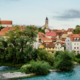 Kranj liegt mitten im Grünen, malerisch auf einem Felsen zwischen den Flüssen Save und Kokra.