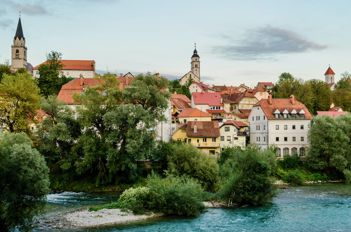 Kranj liegt mitten im Grünen, malerisch auf einem Felsen zwischen den Flüssen Save und Kokra.