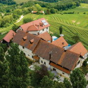 Das SIBON WINE & SPA Resort inmitten der herrlichen Landschaft Sloweniens