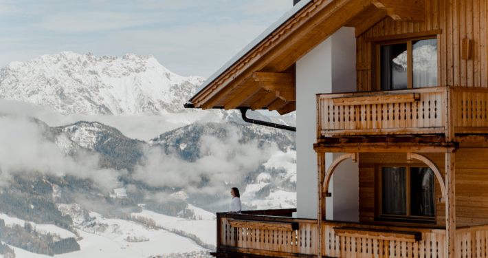 Die Aussicht in die alpine Bergwelt sorgt für ein Gefühl der Schwerelosigkeit und Tiefenentspannung.