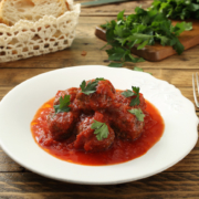 Poletto mit Tomatensoße werden gerne mit Pasta oder einfach nur mit frischem Weißbrot serviert.