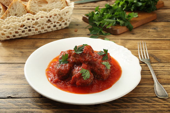 Poletto mit Tomatensoße werden gerne mit Pasta oder einfach nur mit frischem Weißbrot serviert.