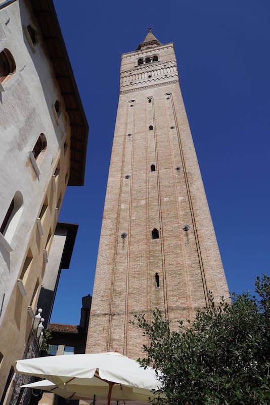 Im historischen Campanile des Doms gibt es auch eine Osteria.