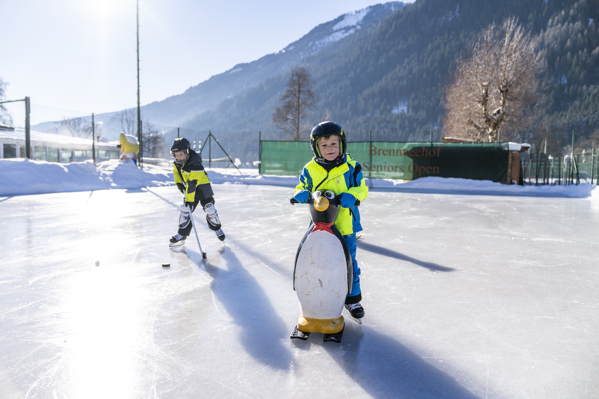 Früh übt sich: Auch die Kleinsten finden Spaß am Eishockey-Training.