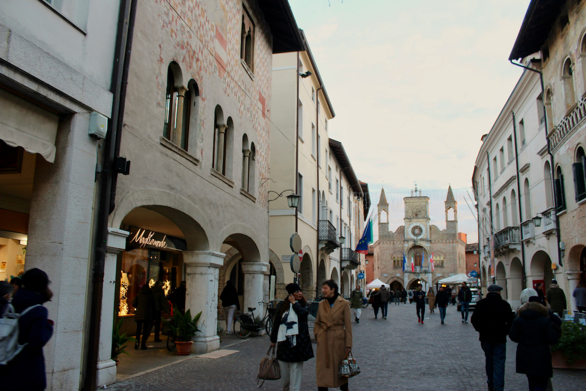 Am südlichen Ende der „Flaniermeile“ Corso Vittorio Emanuele II. mit den alten Arkadengängen liegt das imposante Rathaus.