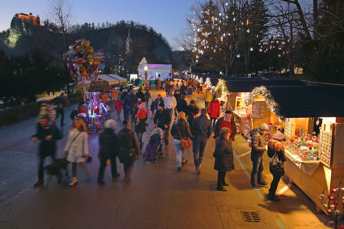 Flanieren Sie über den zauberhaften Weihnachtsmarkt an der Uferpromenade in Bled, besuchen Sie das imposante Schloss und die Insel mitten im See.