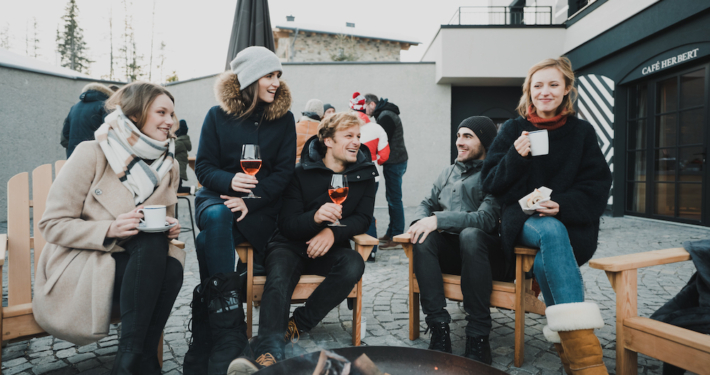 Gemütliches Beisammensein vor dem Apartmenthaus Herbert