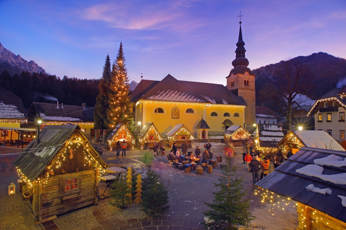 Das idyllische „Bergdorf“ in Kranjska Gora erstrahlt im festlichen Lichterglanz.