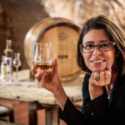 Petra Petschar begann erst vor wenigen Jahren mit dem Destillieren und produziert heute ausgezeichnete Edelbrände und Gin, die selbst in der Fachwelt Anerkennung finden. Ihr neuestes „Baby“: Whiskey.