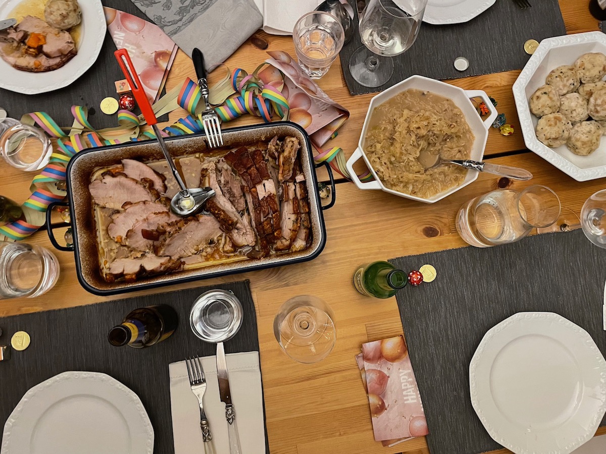 Schweinefleisch zum Jahreswechsel soll ja Glück bringen – daher gibt’s zu Silvester einen herzhaften Schweinsbraten.