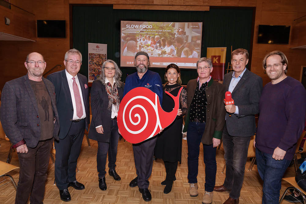 Sichtlich begeistert: Gerhard Lapan (Kamera), Walter Zemrosser (Bürgermeister Althofen), Barbara Altersberger (Gestaltung), Gottfried Bachler, Martina Plamenig (SlowFood Kärnten), Martina Pleschberger (Slow Food Village Berg im Drautal), Carl Hannes Planton (ORF), Georg Lexer (Slow Food Travel Marktplatz Mittelkärnten)