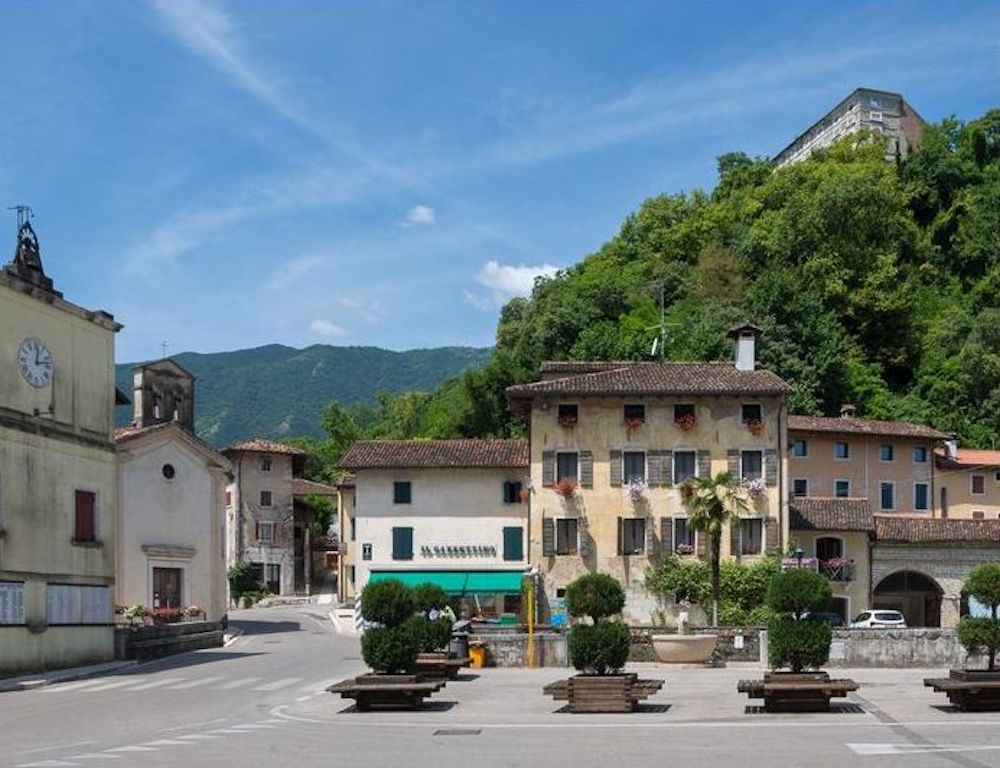 Entlang des Weges kommt man an kleinen Orten, aber auch großen Städten wie Pordenone, vorbei.