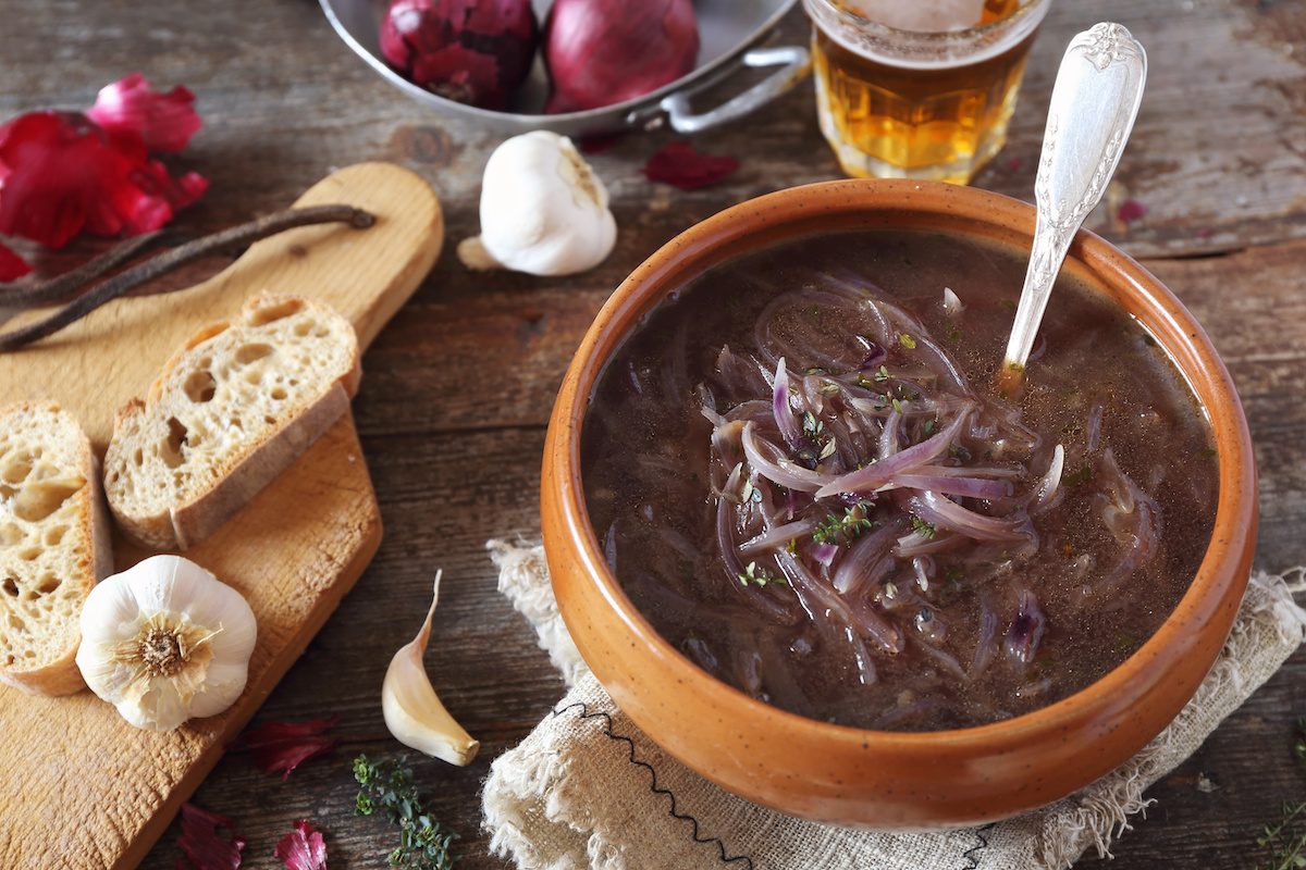 Eine köstliche vegane Zwiebelsuppe für kalte Wintertage.