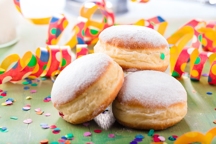 Herrliche Faschingszeit: Krapfen, gefüllt mit Marillenmarmelade und mit Staubzucker verziert.