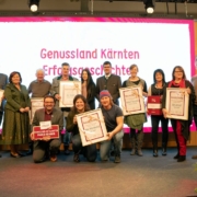 Die ausgezeichneten Betriebe mit Genussland Kärnten Obfrau Barbara Wakonig, Landesrat Martin Gruber, Genussland Kärnten Geschäftsführerin Michaela Burgstaller und Genussland Kärnten Botschafter Marco Krainer