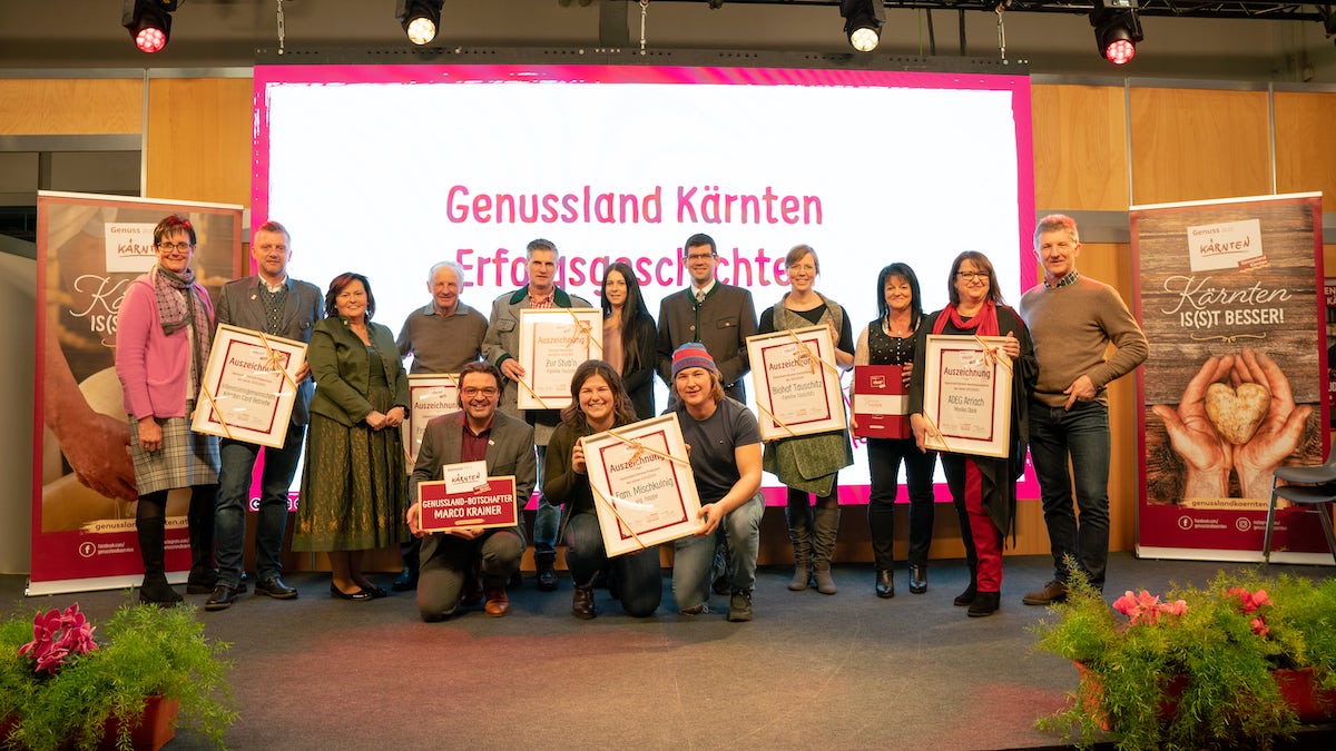 Die ausgezeichneten Betriebe mit Genussland Kärnten Obfrau Barbara Wakonig, Landesrat Martin Gruber, Genussland Kärnten Geschäftsführerin Michaela Burgstaller und Genussland Kärnten Botschafter Marco Krainer