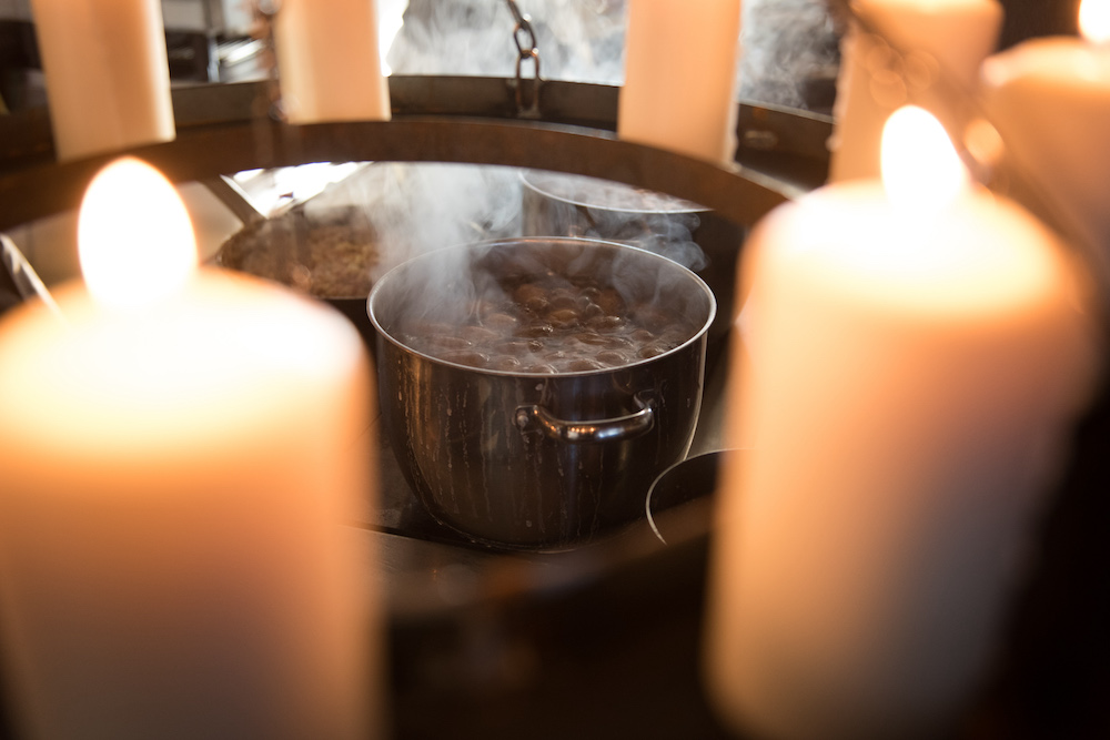 Es brodelt über der Feuerstelle: Kochen und dinieren bei Kerzenschein