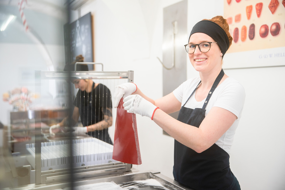 Johanna Sommerauer zeigt in der Zuckerlwerkstatt wie vegane Süßigkeiten hergestellt werden.