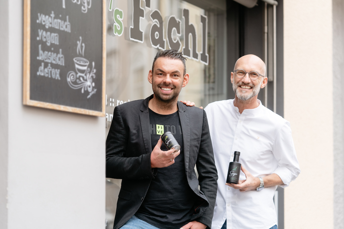 Tommy Eder-Dananic, einer von zwei Küchenchefs im Restaurant Ikarus, mit Fachlmeister: Roland Huber im s`Fachl in der Salzburger Kaigasse.