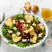 Ein köstlicher und gesunder Salat mit Birnen und Äpfeln