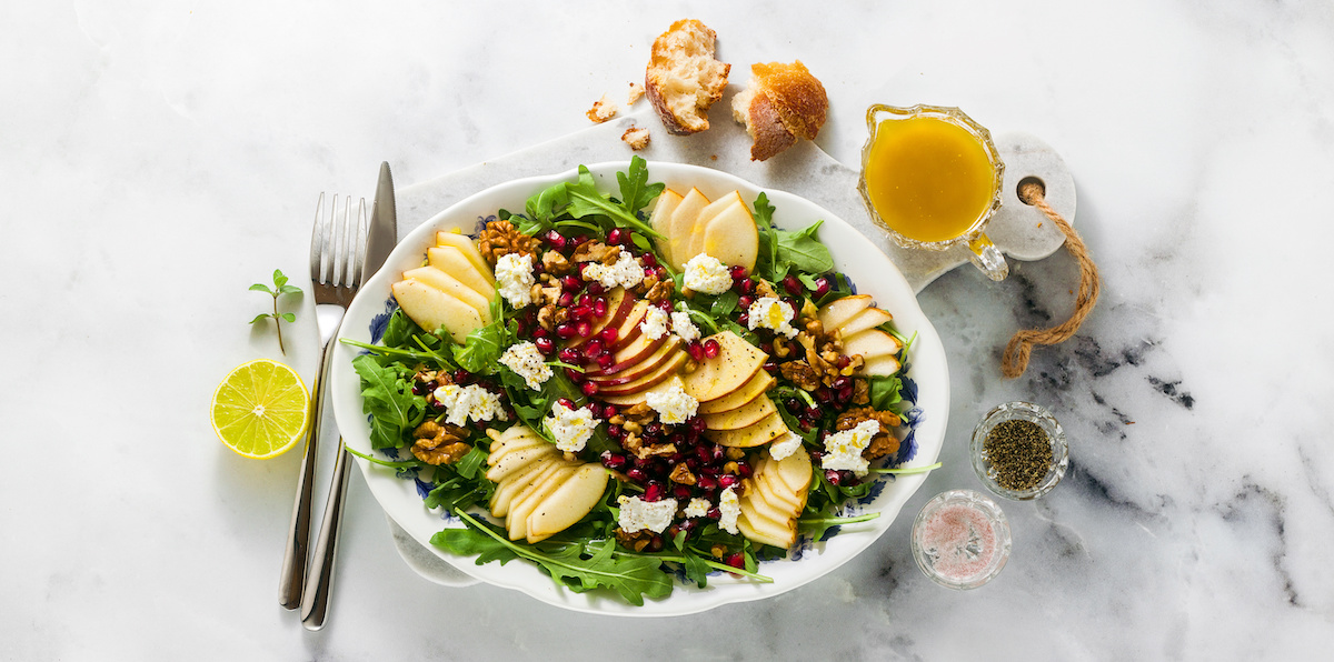 Ein köstlicher und gesunder Salat mit Birnen und Äpfeln