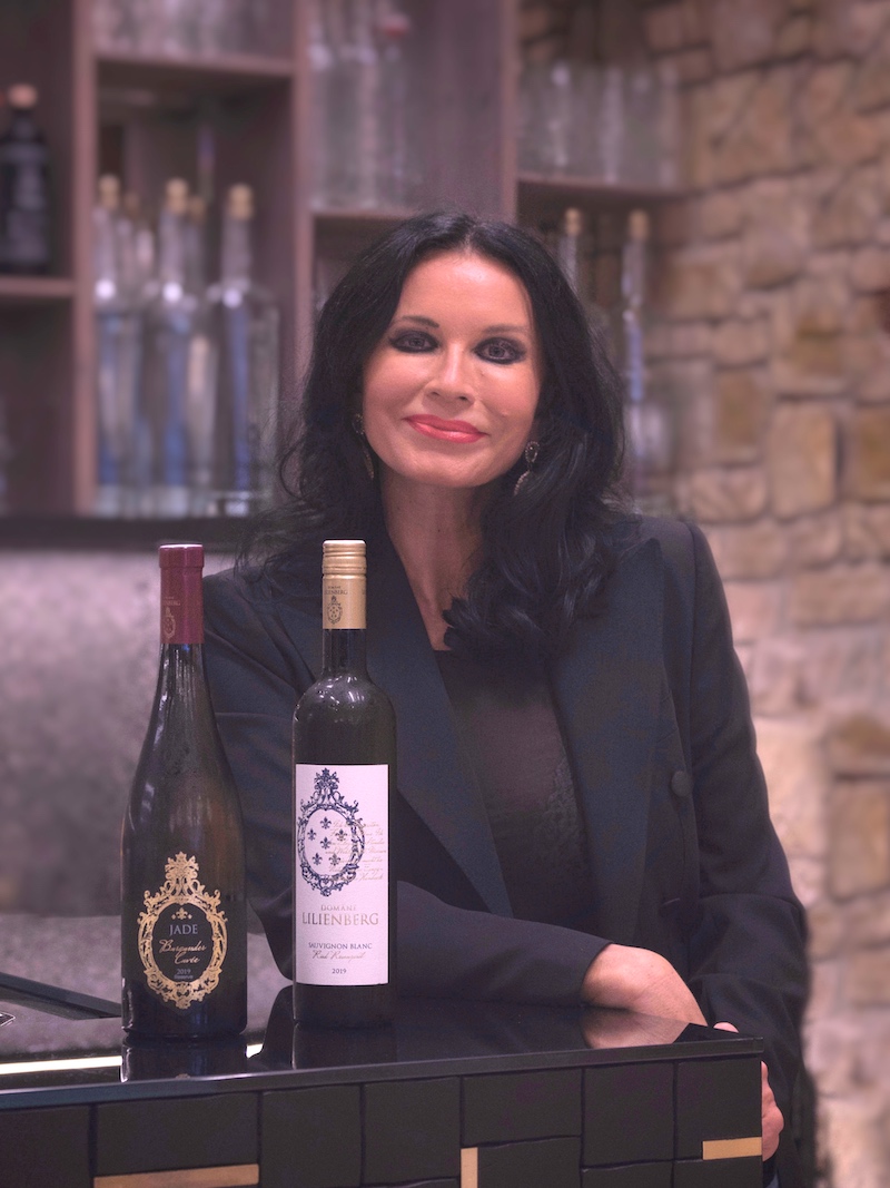Winzerin Mirjam Orasch ist stolz auf ihr herrliches Weingut und die erlesenen Weine.