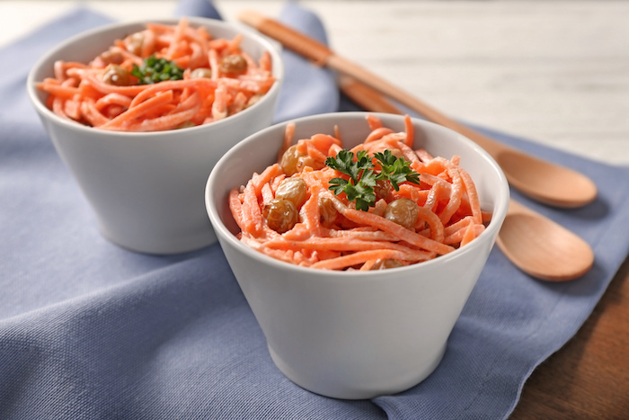 Frisch und fruchtig: Wer möchte, kann den Karottensalat mit gerösteten Walnüssen toppen.