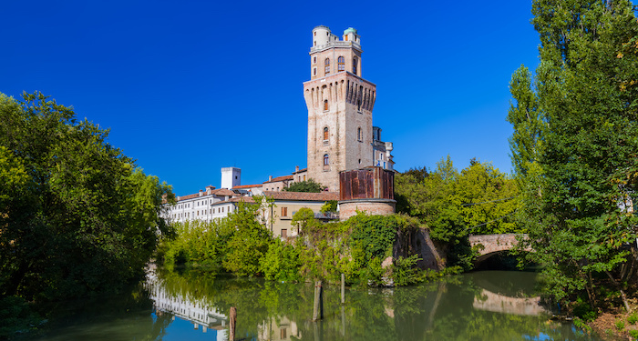 Das Stadtbild wird von Flüssen und Kanälen (Navigli) geprägt – auch das Observatorium La Specola liegt direkt am Wasser.