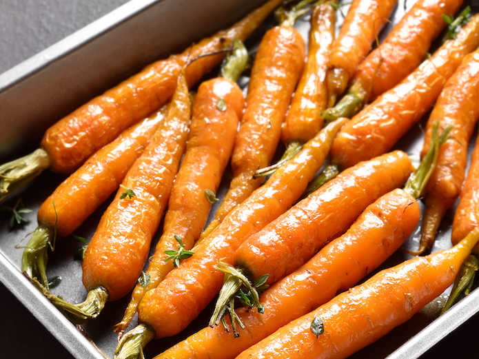 Schaut hübsch aus, wenn man die Karotten im Ganzen und mit ein bisschen Grün lässt.