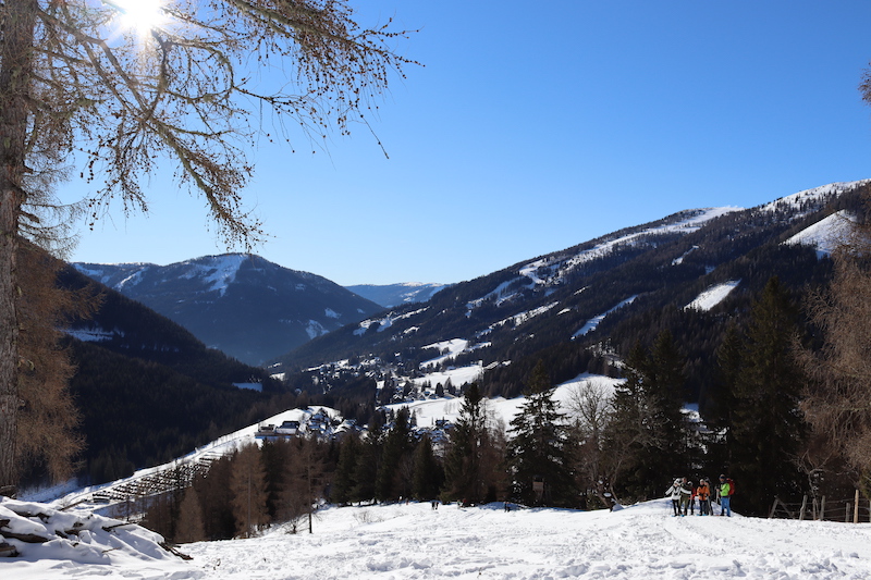 Die Ranger des Biosphärenparks Nockberge erklären beim Wandern Flora und Fauna im Winter.