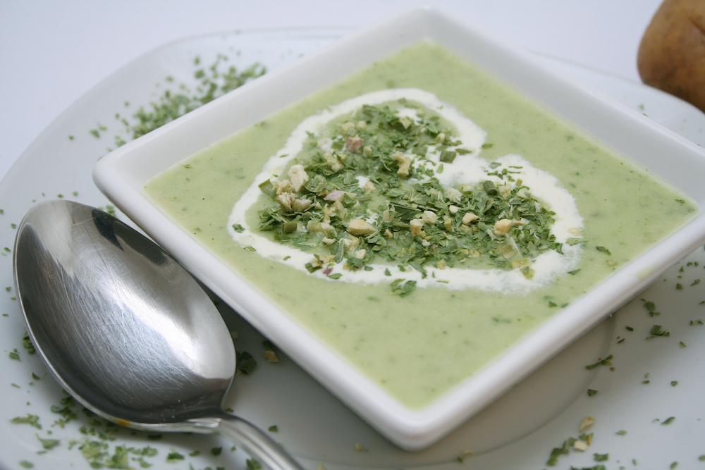 Statt Spinat und Spiegelei ist diese Suppe am Gründonnerstag eine leichte Alternative.