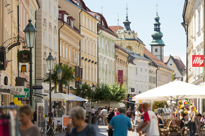 Der Alte Platz im Herzen der Altstadt von Klagenfurt ist eine beliebte Flaniermeile.