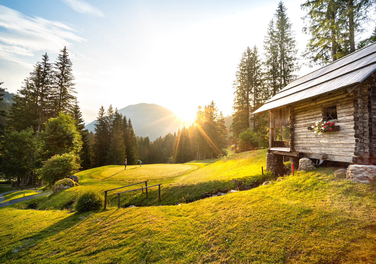 Goldiger Glanz über dem Fairway und Green in Bad Kleinkirchheim