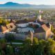 Stolz und mächtig thront die über 900 Jahre alte Burg hoch über Laibach..