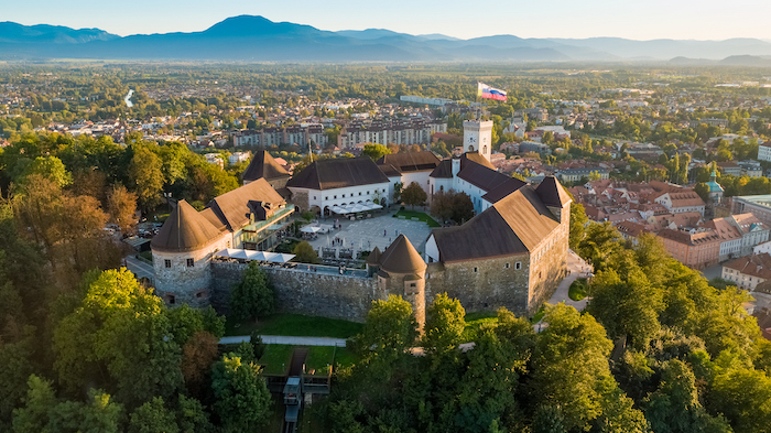 Stolz und mächtig thront die über 900 Jahre alte Burg hoch über Laibach..