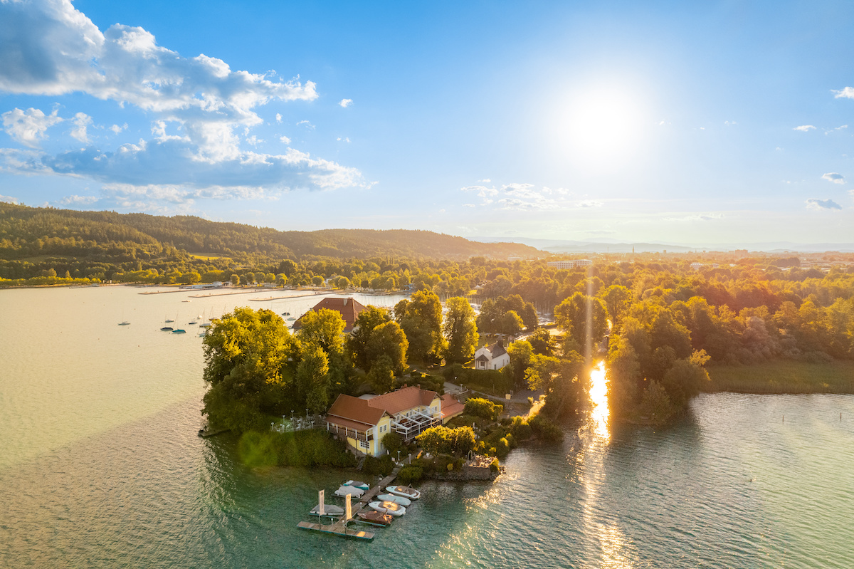 Einfach wunderschön, die Halbinsel Maria Loretto mit dem Schloss und naturbelassenen Lendspitz.